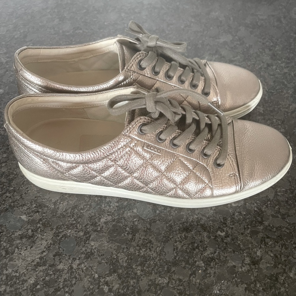 Ecco metallic sneaker